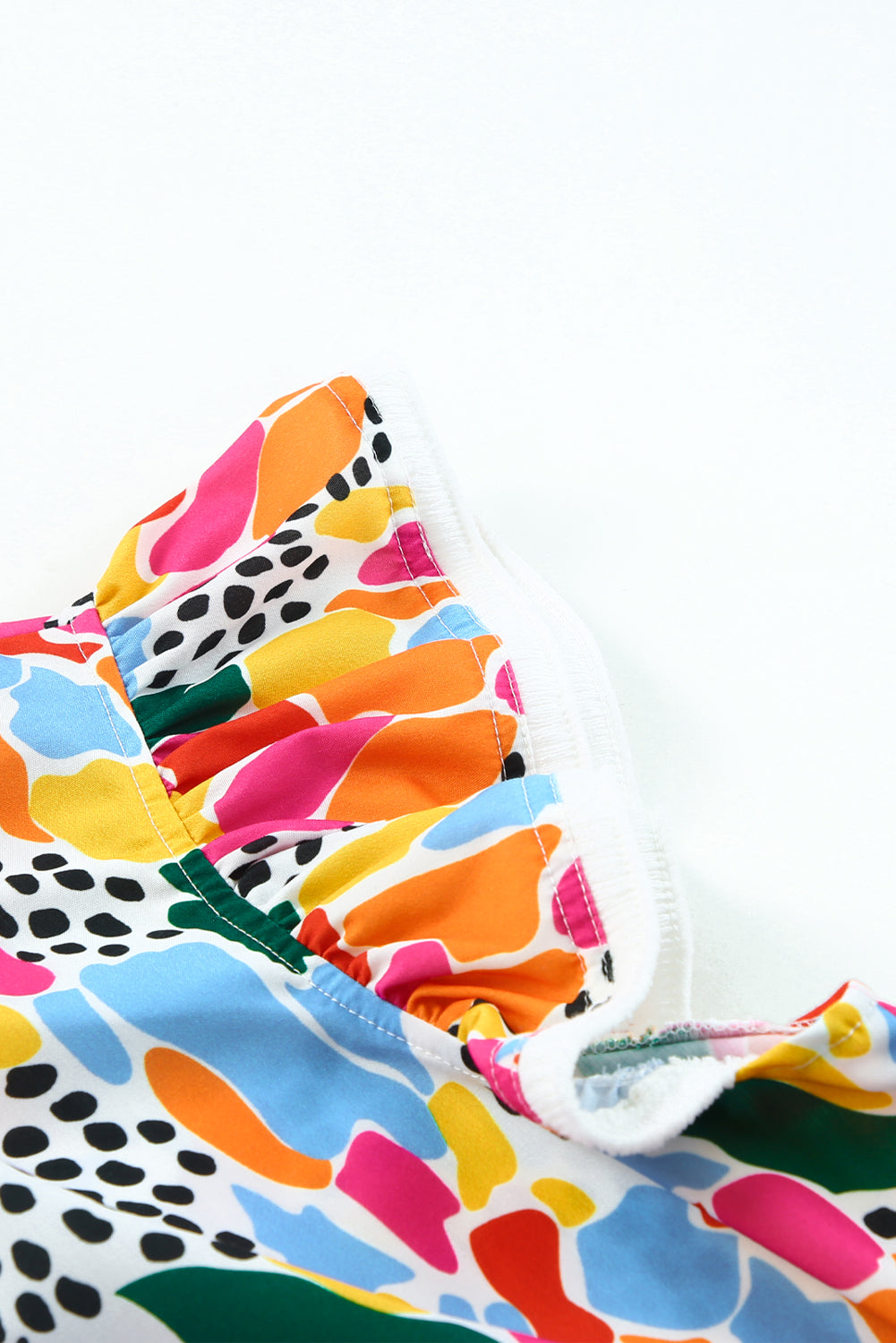 Top met hoge hals en fladdermouwen met veelkleurige abstracte print