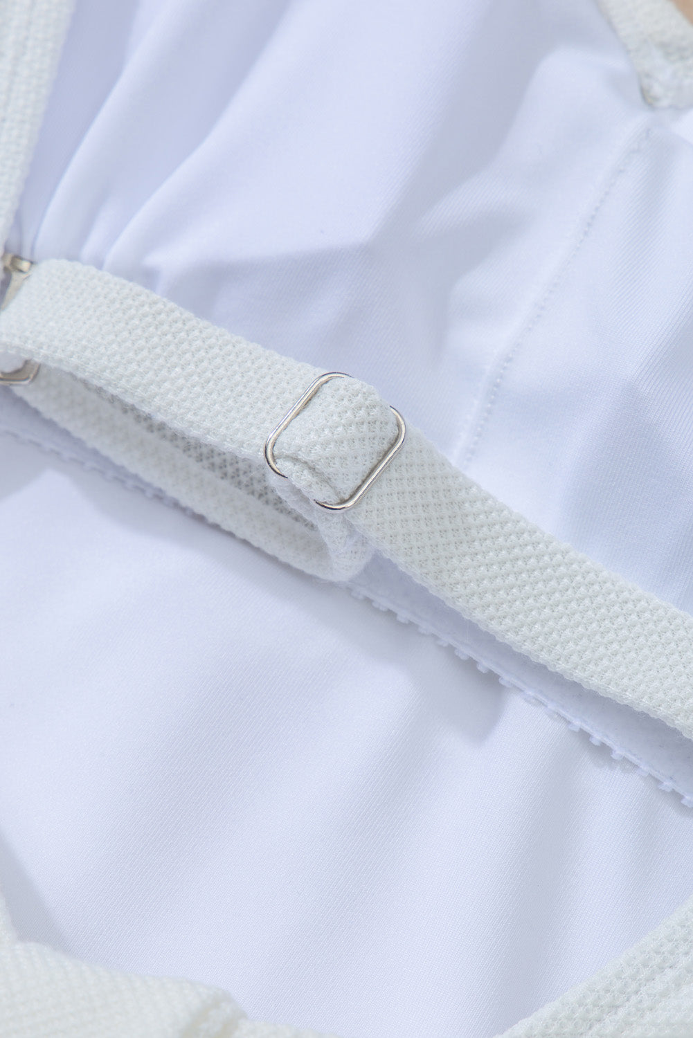 Wit asymmetrisch badpak met ruches en strikband in de taille