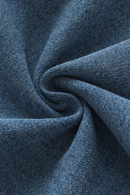 Ashleigh blauwe gegolfde denim top met knopen aan de voorkant en ruches