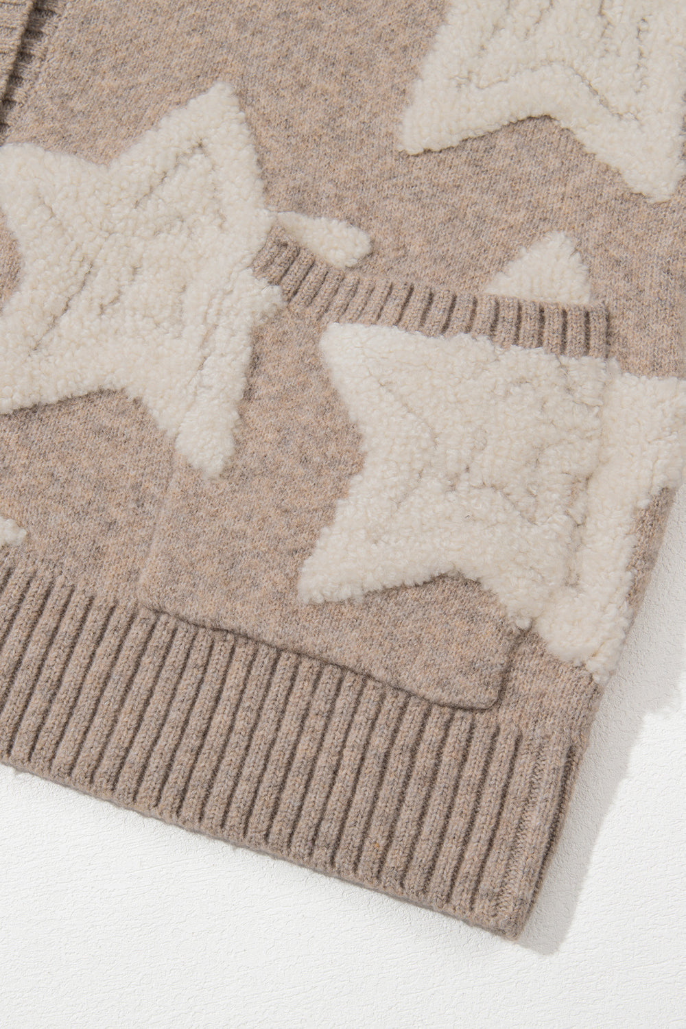 Kaki vest met sherpa-sweater met sterrenpatroon en zakken