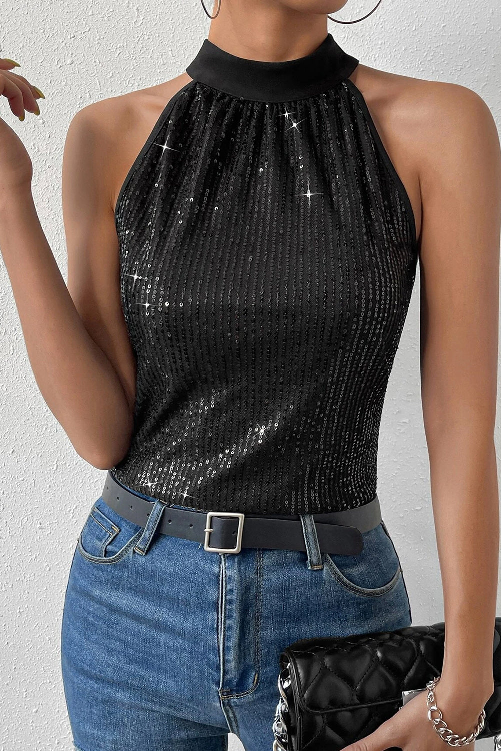 Zwarte tanktop met sleutelgat en lovertjes op de rug