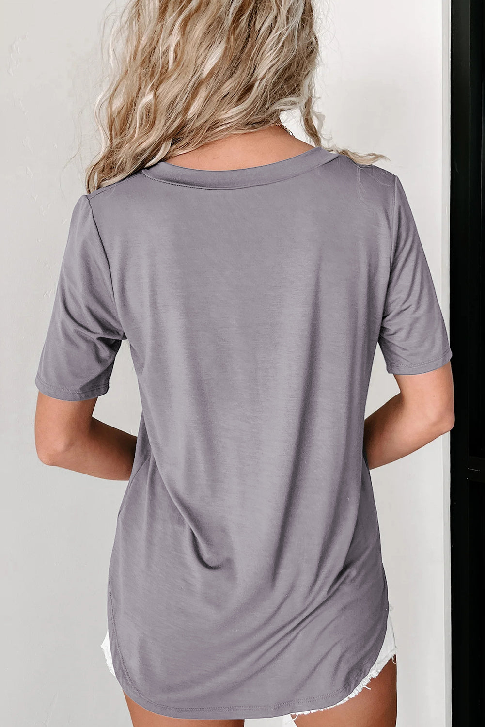 Middelgrijs T-shirt met V-hals en ronde zoom