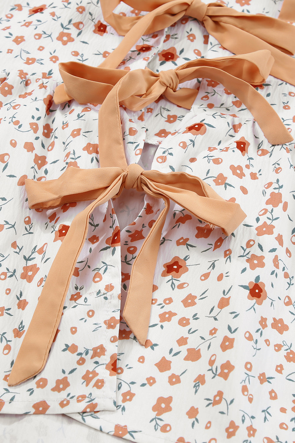 Witte babydoll-tanktop met gebonden schouder en bloemenprint