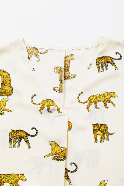 Losvallende blouse met V-hals en abrikozenprint met luipaardprint en tabmouwen