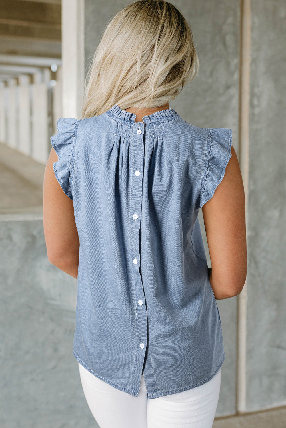 Beau blauwe retro chambray top met geplooide knoopsluiting op de rug