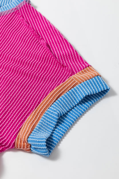 Felroze T-shirt met contrasterende rand en ronde hals