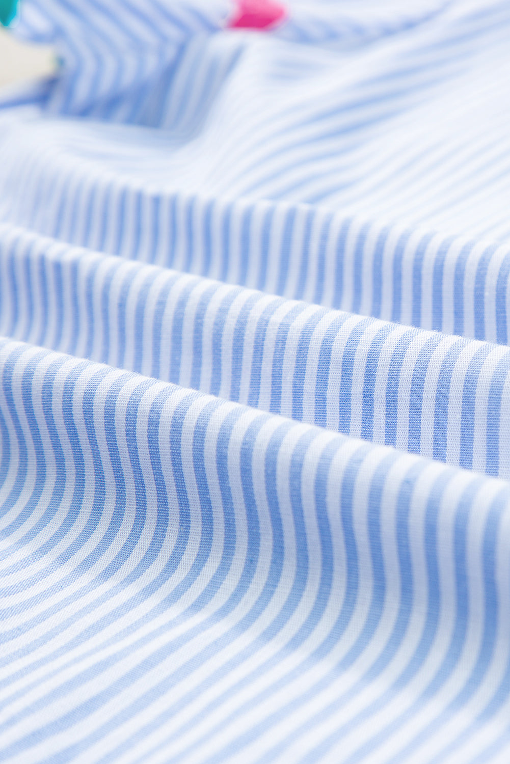 Hemelsblauwe gestreepte Ricrac-afwerking, splithals, gestreepte blouse met ruches aan de mouwen