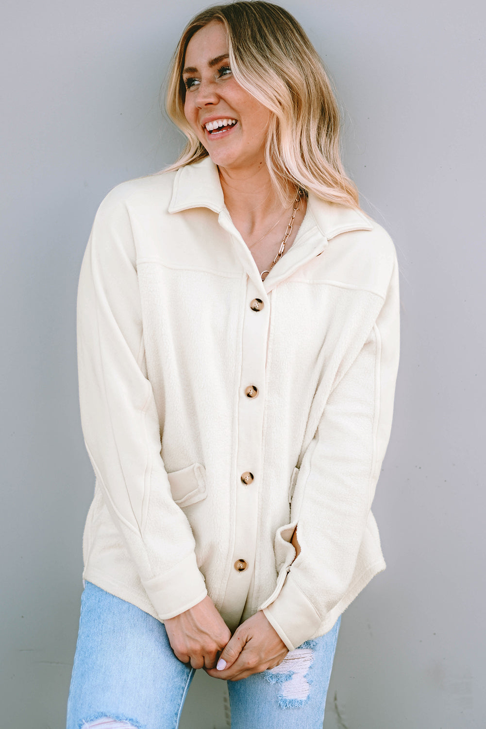 Beige gestikte zak met knoopsluiting en onafgewerkte zoom