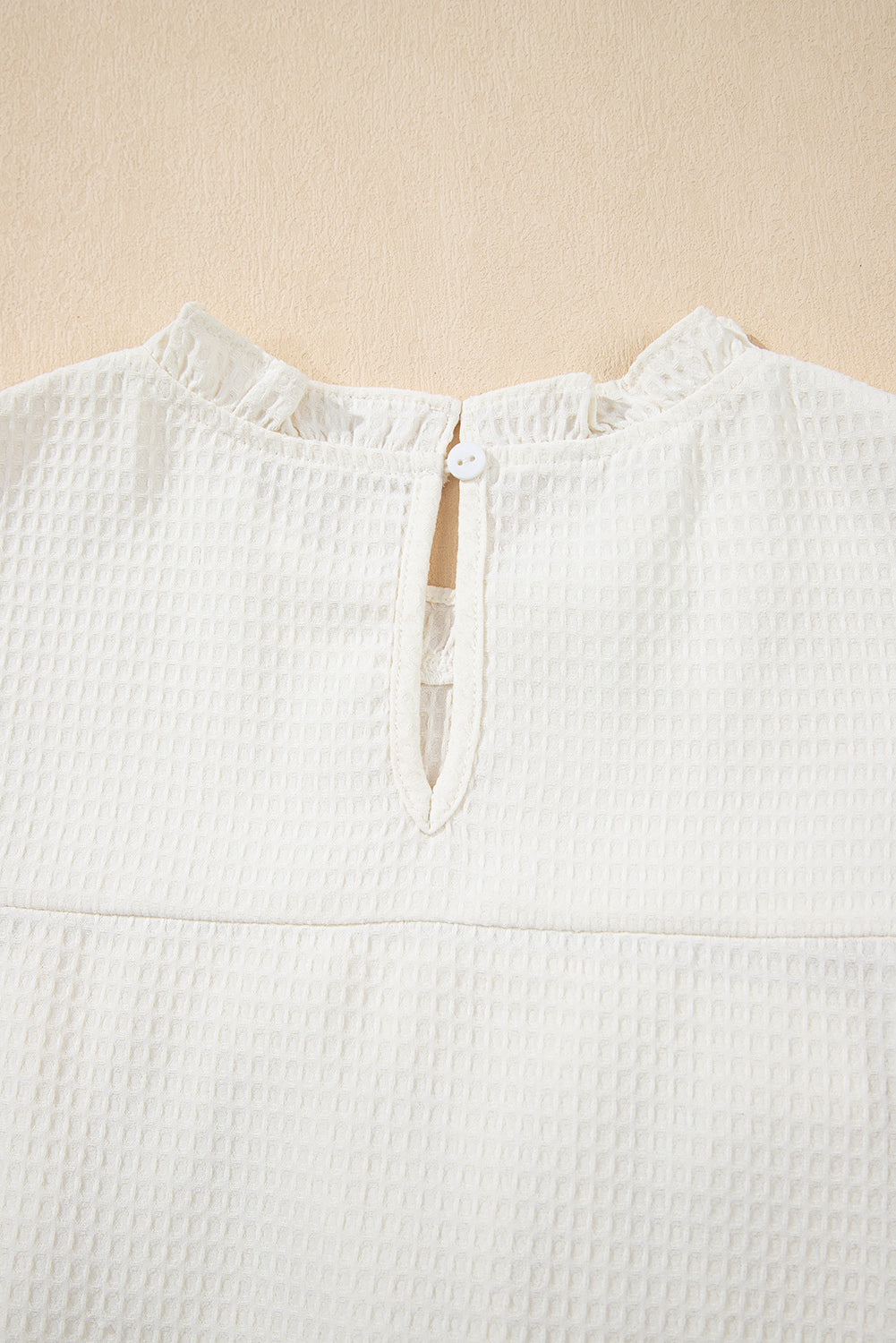Witte vaste kleur ruches trim wafel gebreide blouse