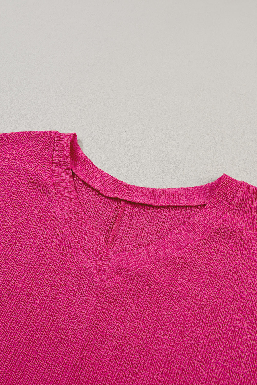Felroze gerimpeld T-shirt met V-hals en wijde mouwen