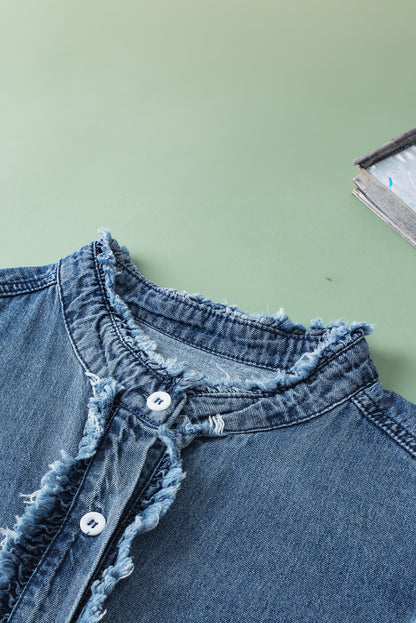 Ashleigh blauwe gegolfde denim top met knopen aan de voorkant en ruches