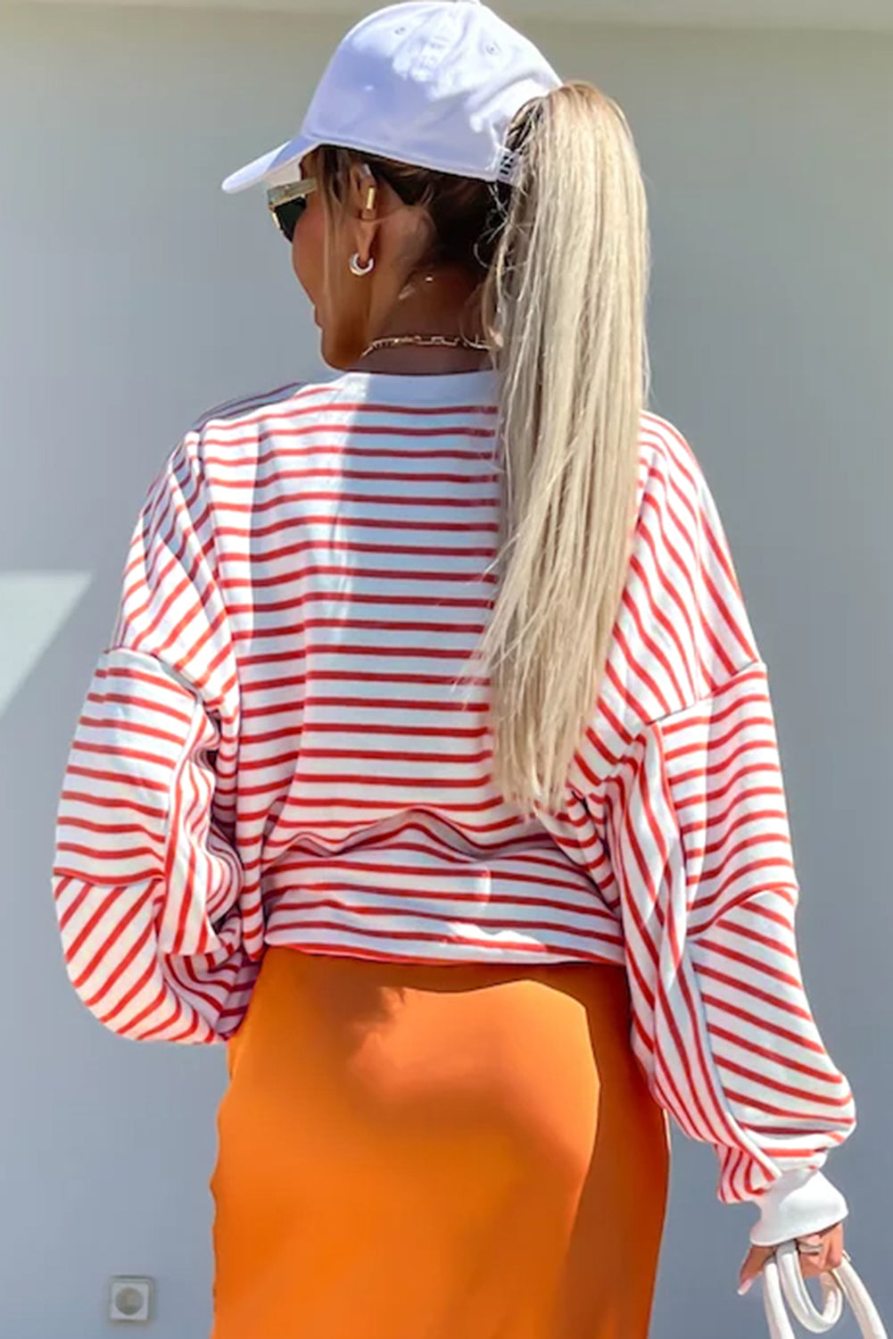 Oranje gestreept los sweatshirt met lage schouder en ronde hals
