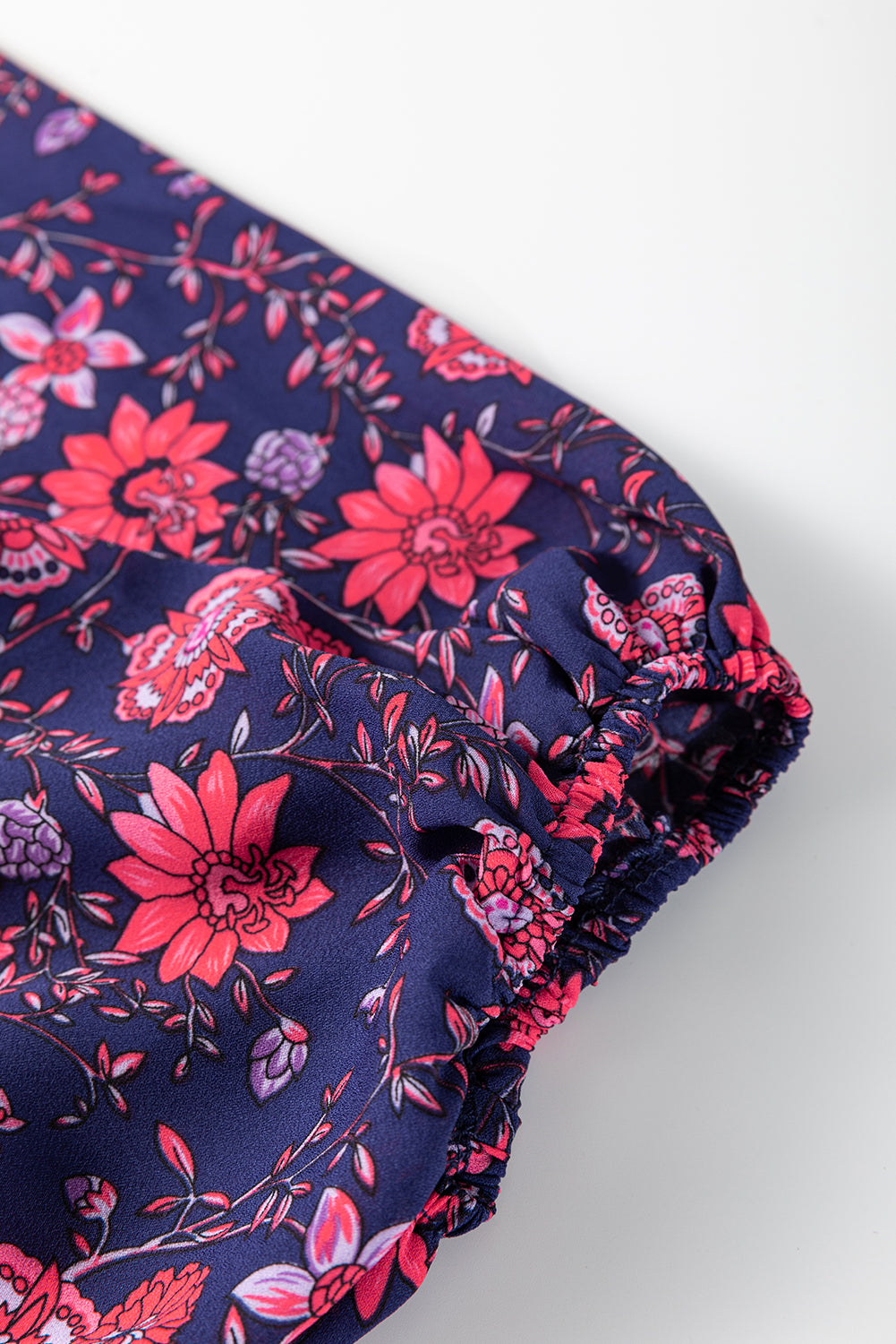 Paarse bloemen halve mouw splithals blouse top