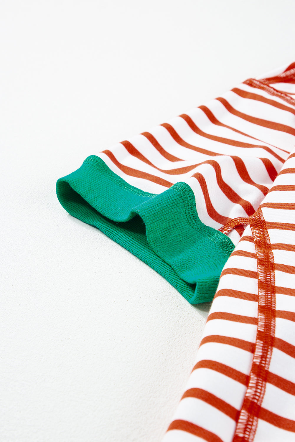 Oranje gestreept oversized contrasterende rand met zichtbare naad, hoog laag T-shirt