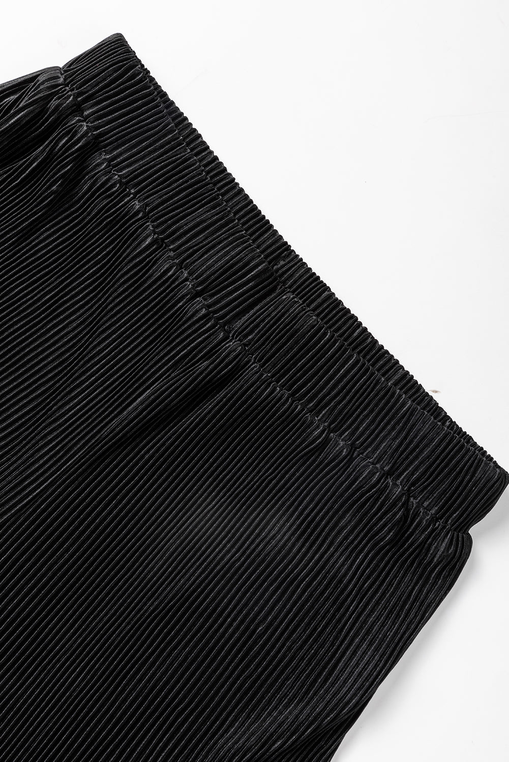 Zwarte cropped trui met koord en broek met wijde pijpen