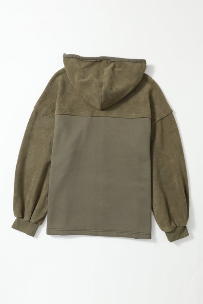 Groene jas met ritssluiting en capuchon met klepzak en trekkoord
