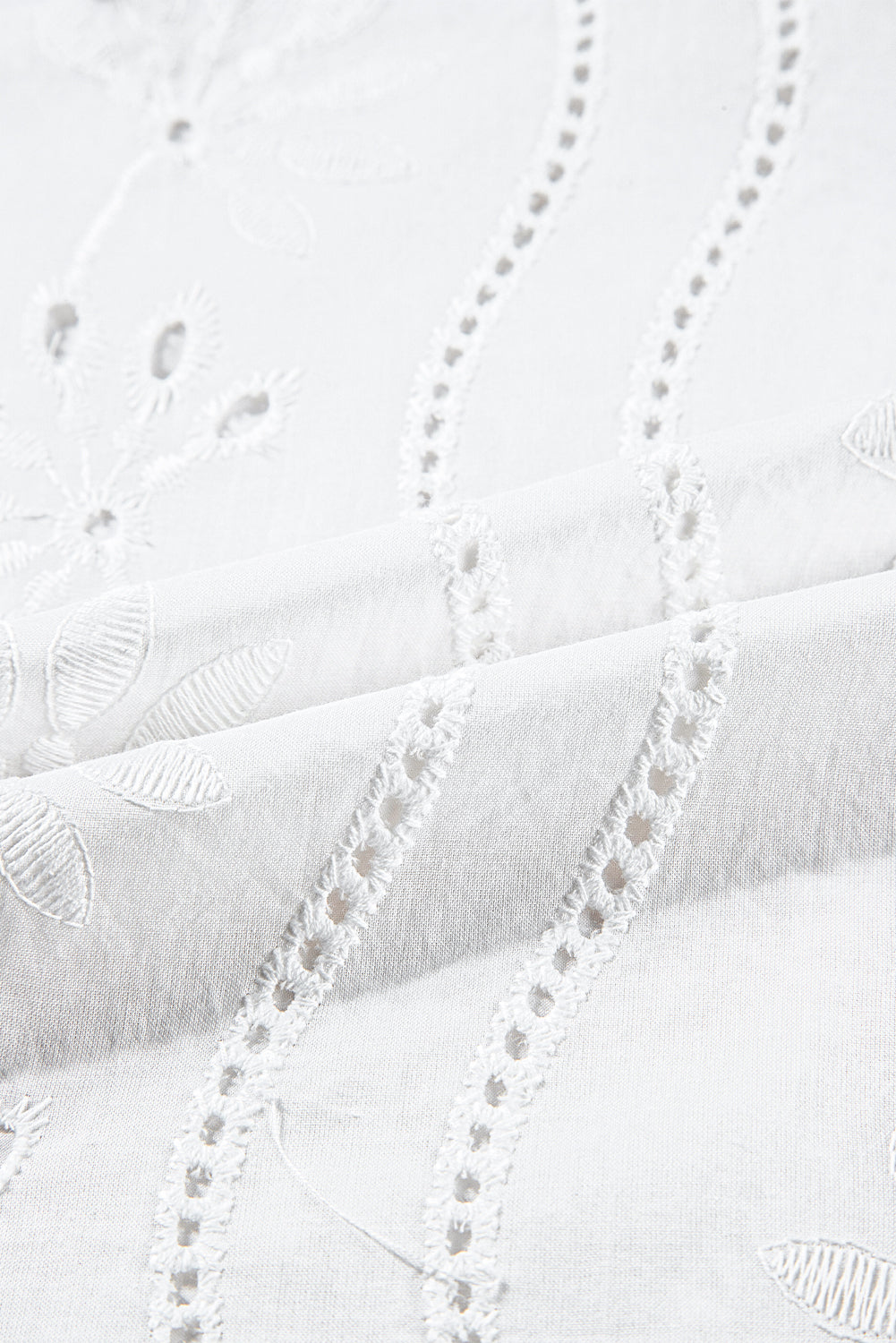 Witte tanktop met geknoopte bandjes en V-hals met borduurmotief
