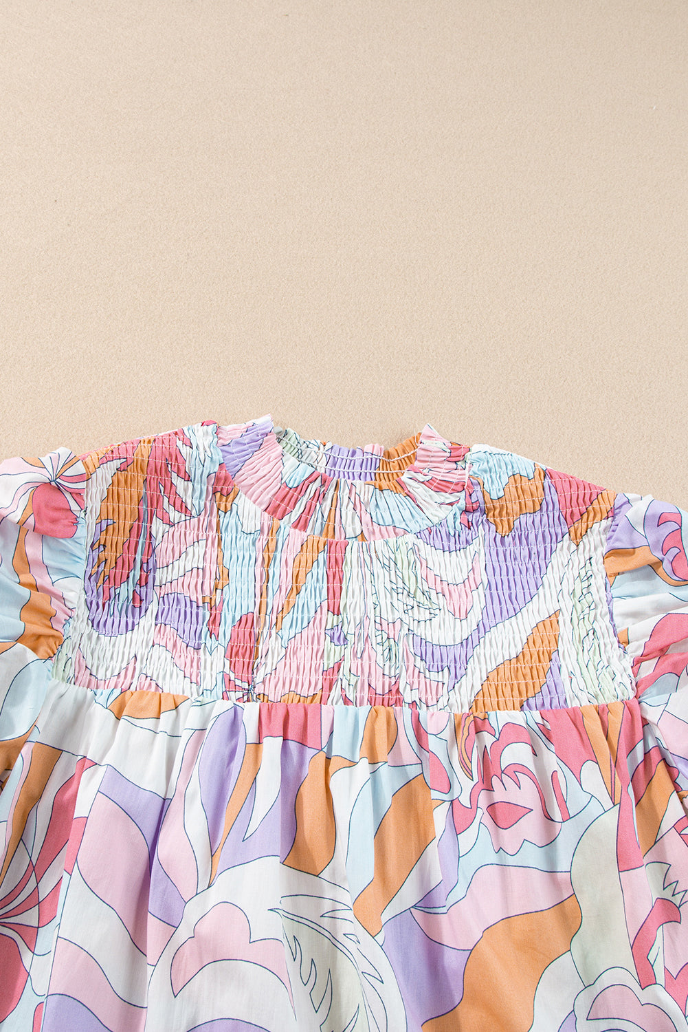 Roze blouse met abstracte print en bubbelmouwen en kieldetail