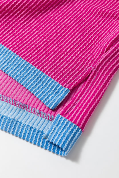 Felroze T-shirt met contrasterende rand en ronde hals