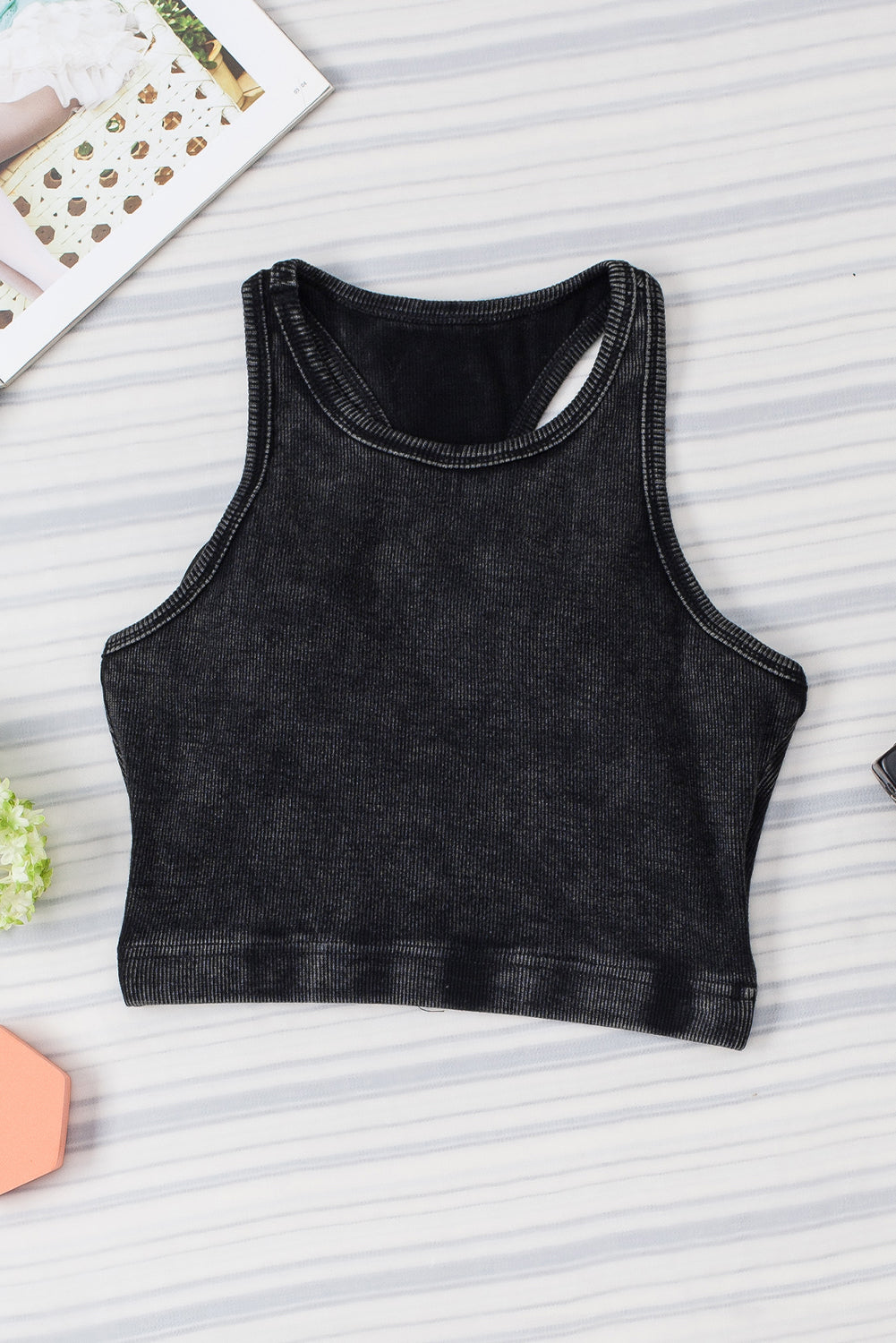 Zwart geribbelde cropped tanktop met racerback en minerale wassing