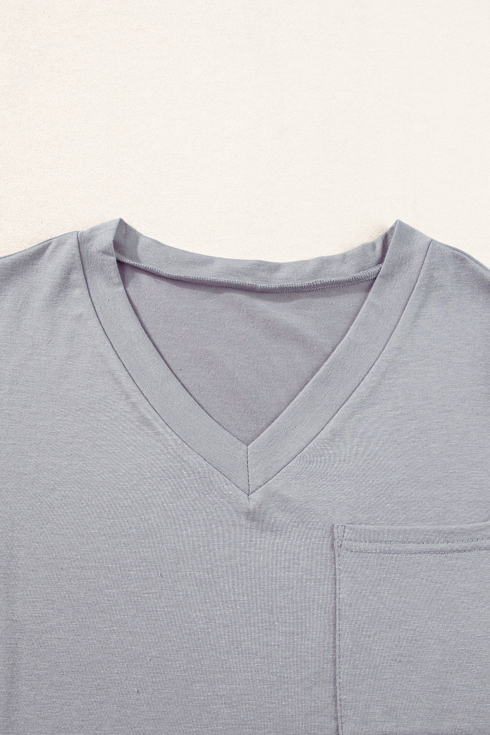 Middelgrijs T-shirt met V-hals en ronde zoom