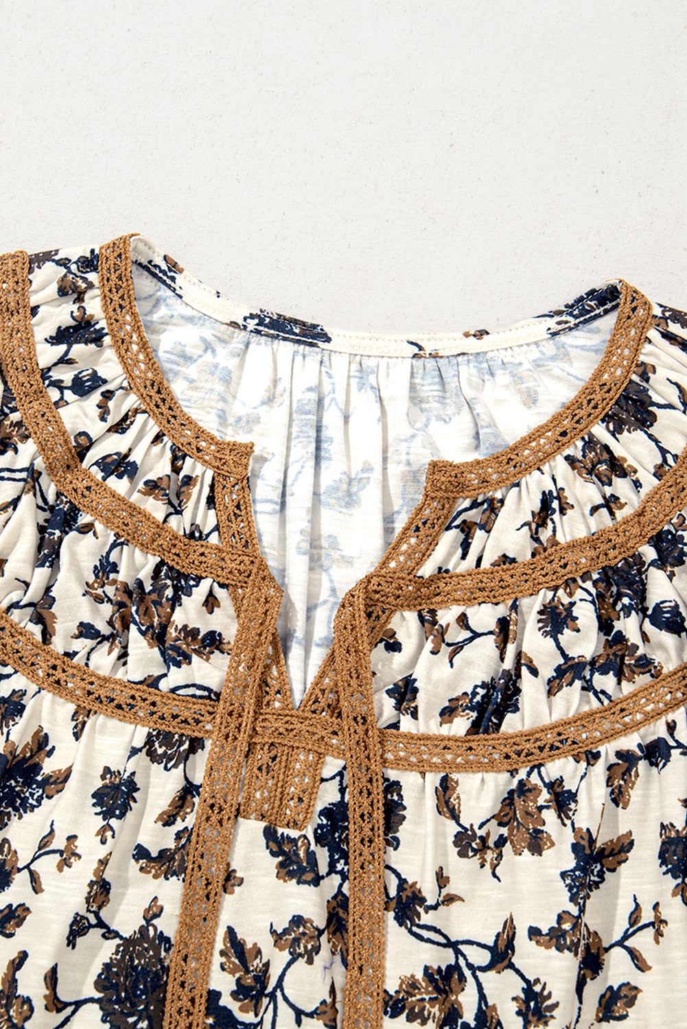 Witte bloemen frilly blouse met veter omhoog