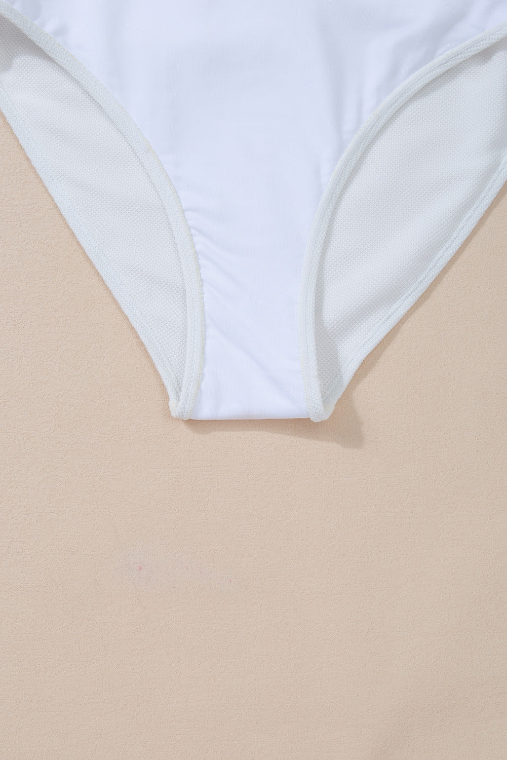 Wit asymmetrisch badpak met ruches en strikband in de taille