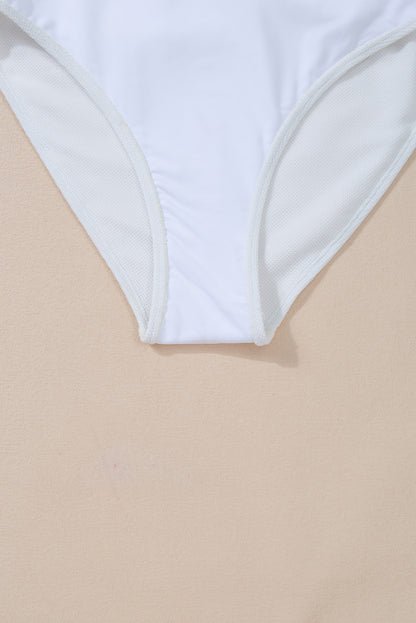 Wit asymmetrisch badpak met ruches en strikband in de taille