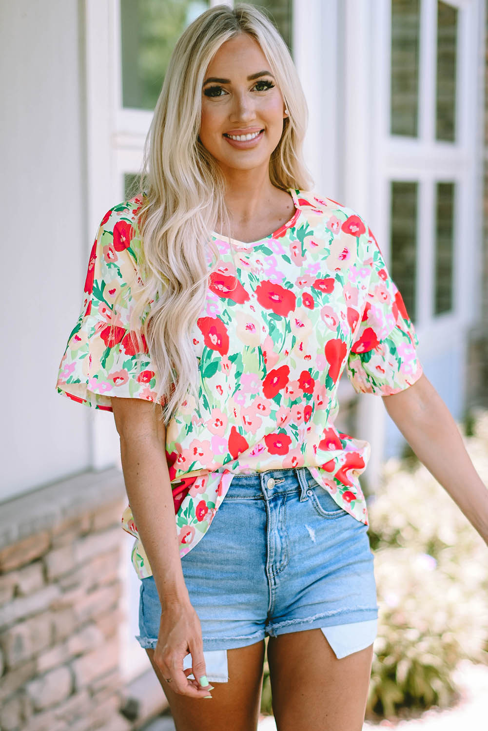Vurige rode bloemenprint gegolfde blouse met korte mouwen en V-hals