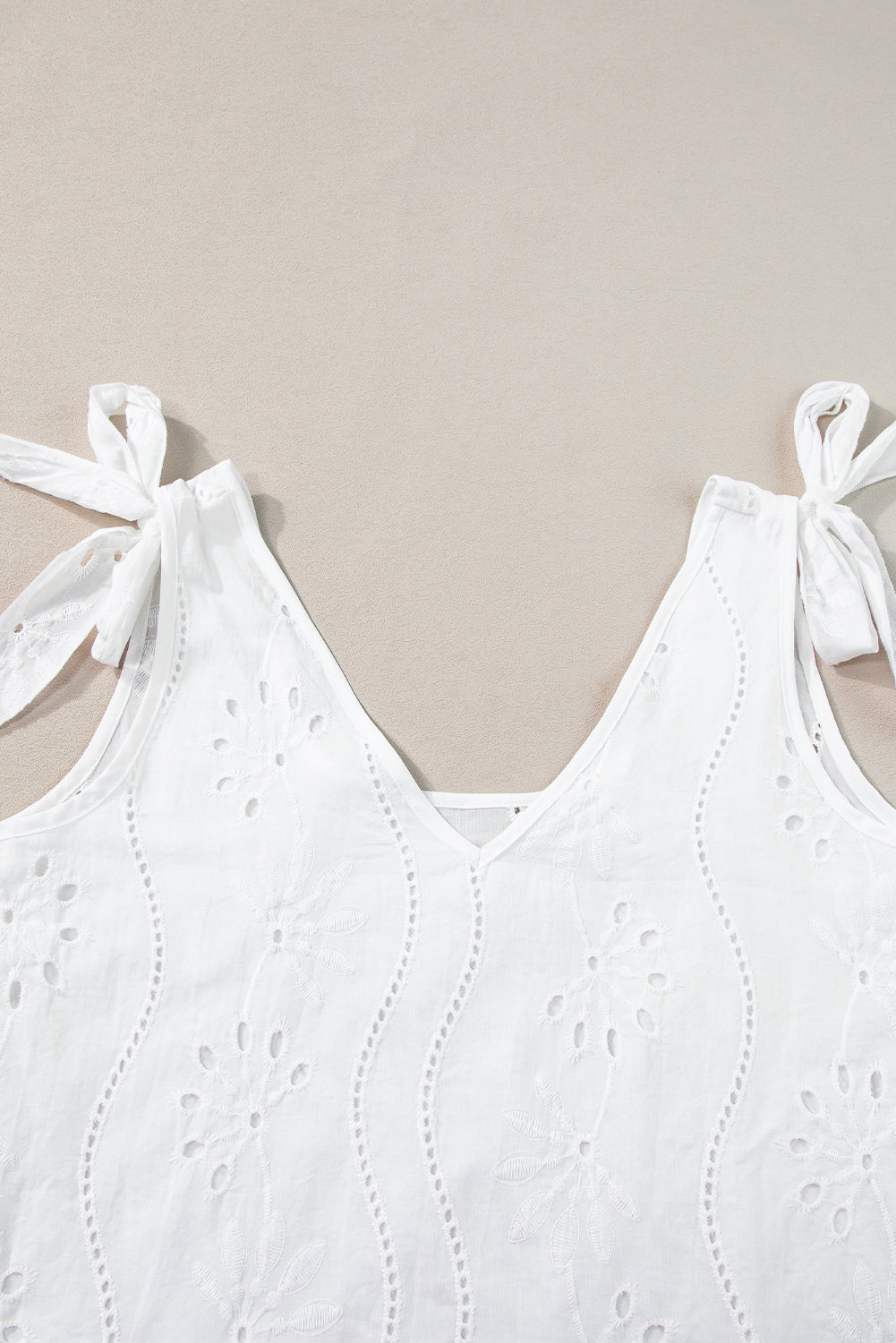 Witte tanktop met geknoopte bandjes en V-hals met borduurmotief