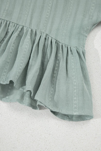 Lauriergroene blouse met ruches aan de zoom en korte mouwen
