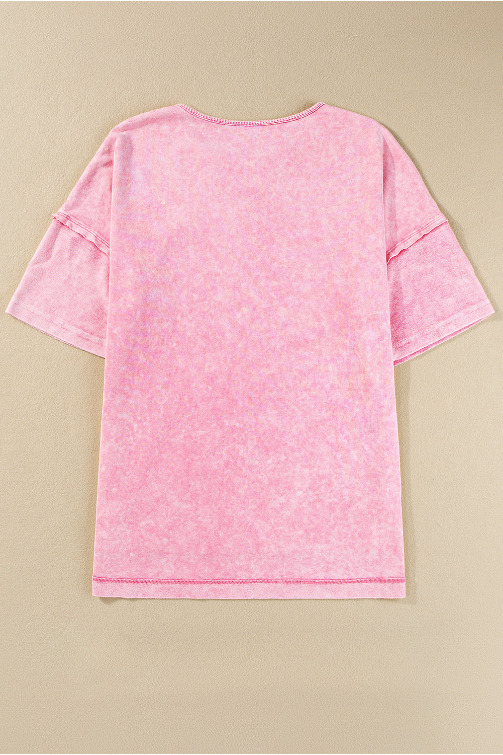 Aardbeiroze minerale wassing met zichtbare naad en oversized oversized T-shirt