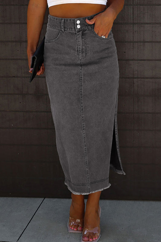 Zwarte midi-denimrok met ruwe rand en zijsplitten