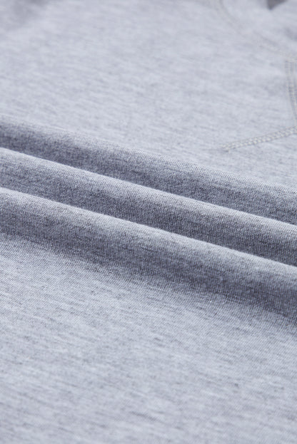 Lichtgrijze T-shirtjurk met kanten bloemenpatchwork en ruches