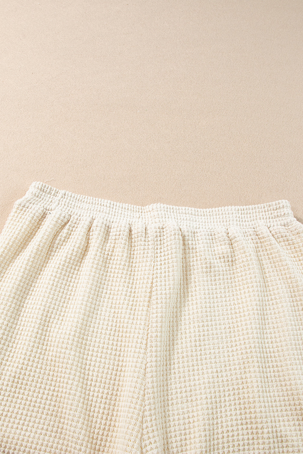 Beige korte tweedelige set met franjes en getextureerde rand
