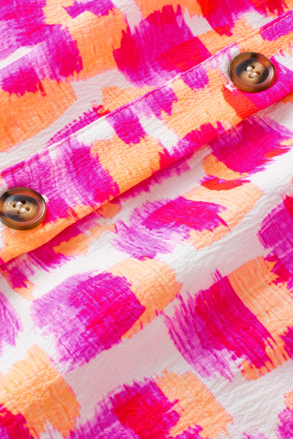 Roze blouse met abstracte print en knoopsluiting op de rug met ruches en hoge hals