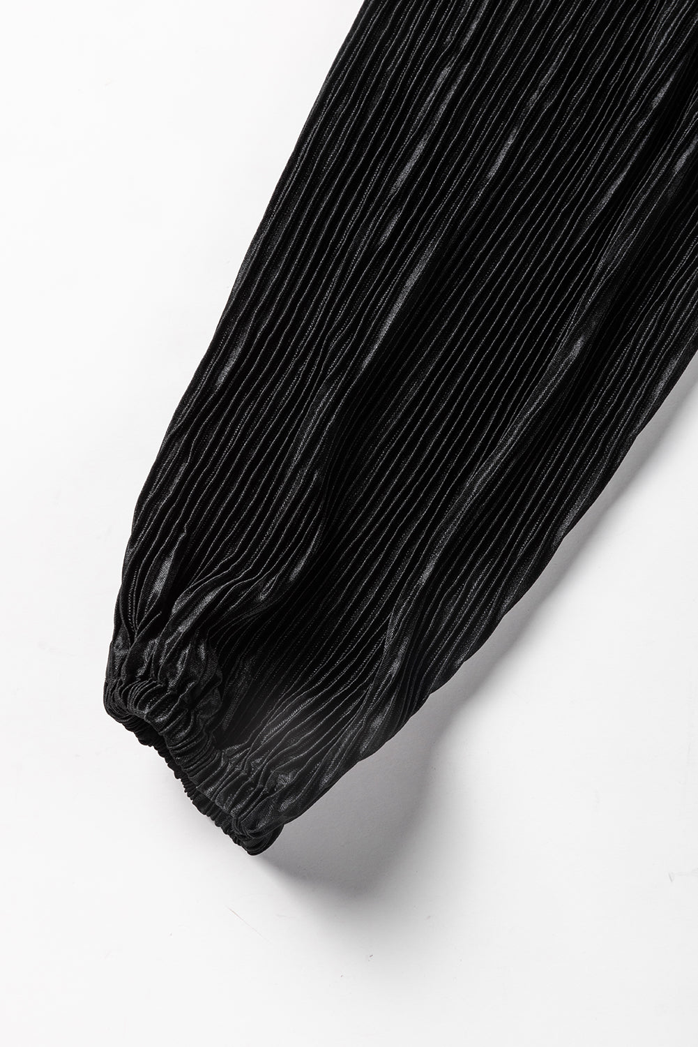 Zwarte cropped trui met koord en broek met wijde pijpen