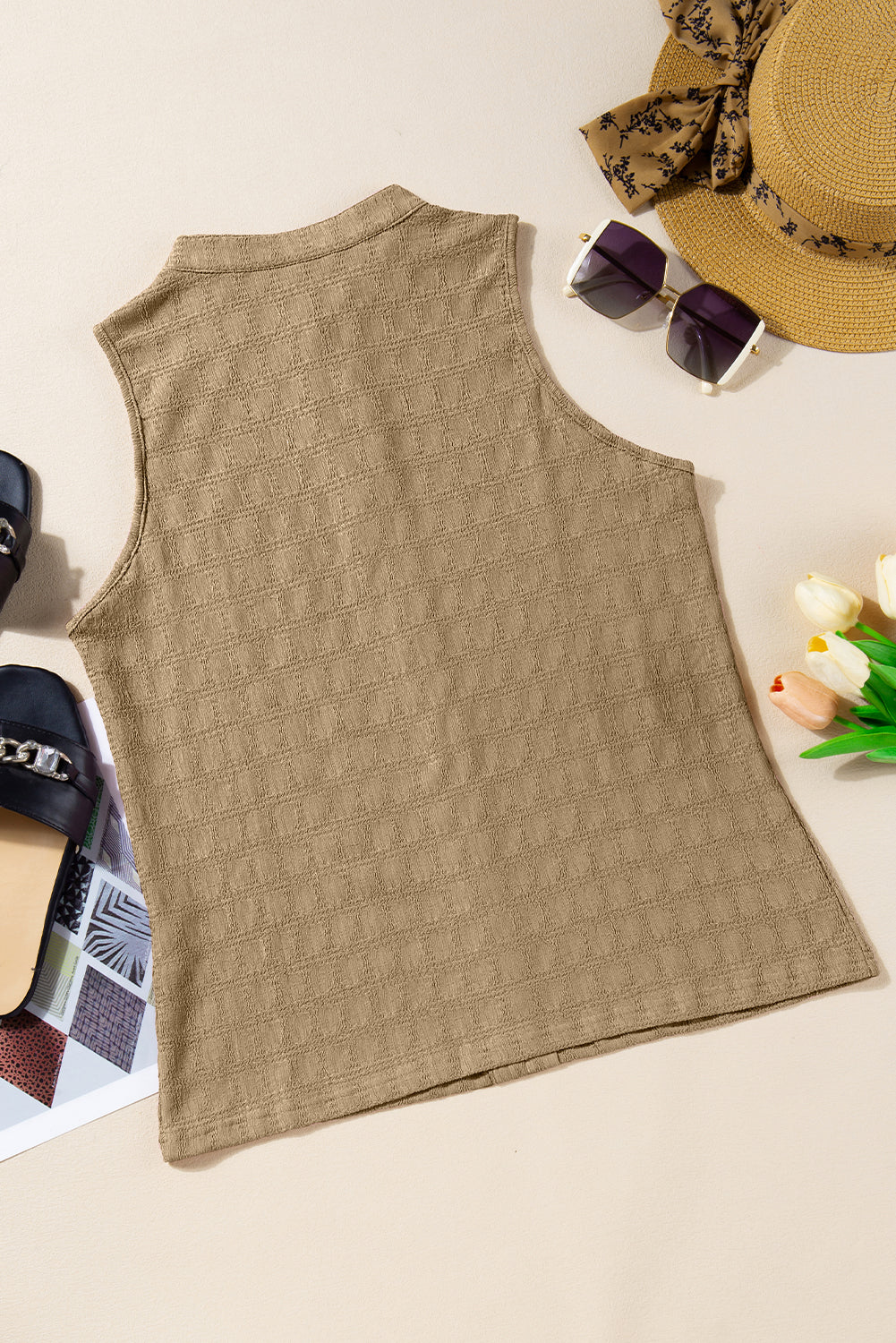 Licht Frans beige tanktop met splithals en roosterstructuur