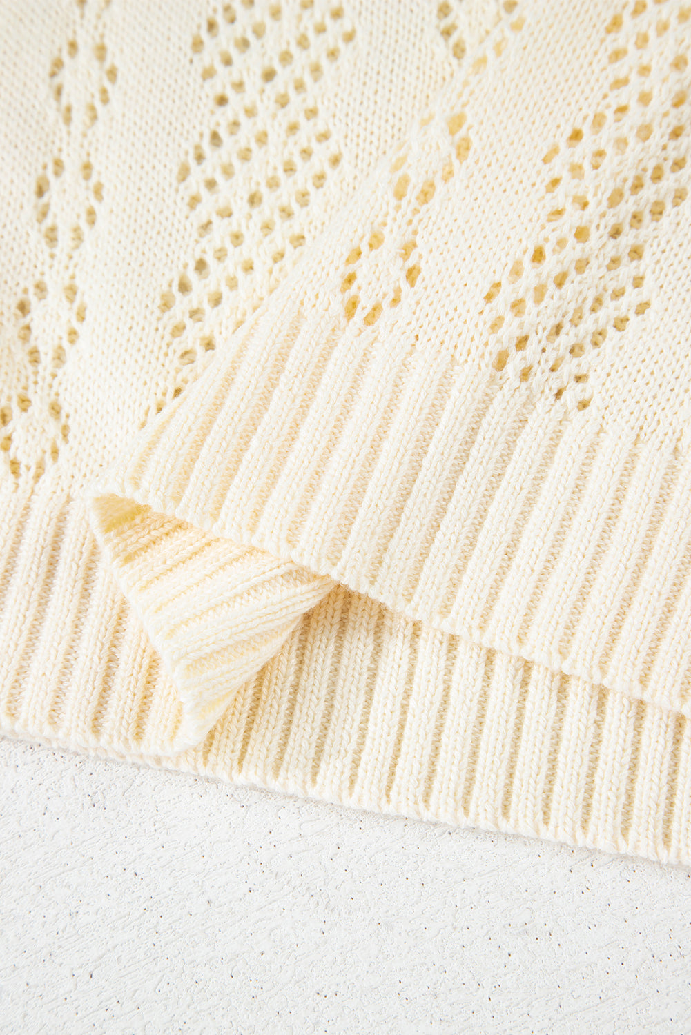 Beige uitgehold patroon gebreide korte puff mouw trui