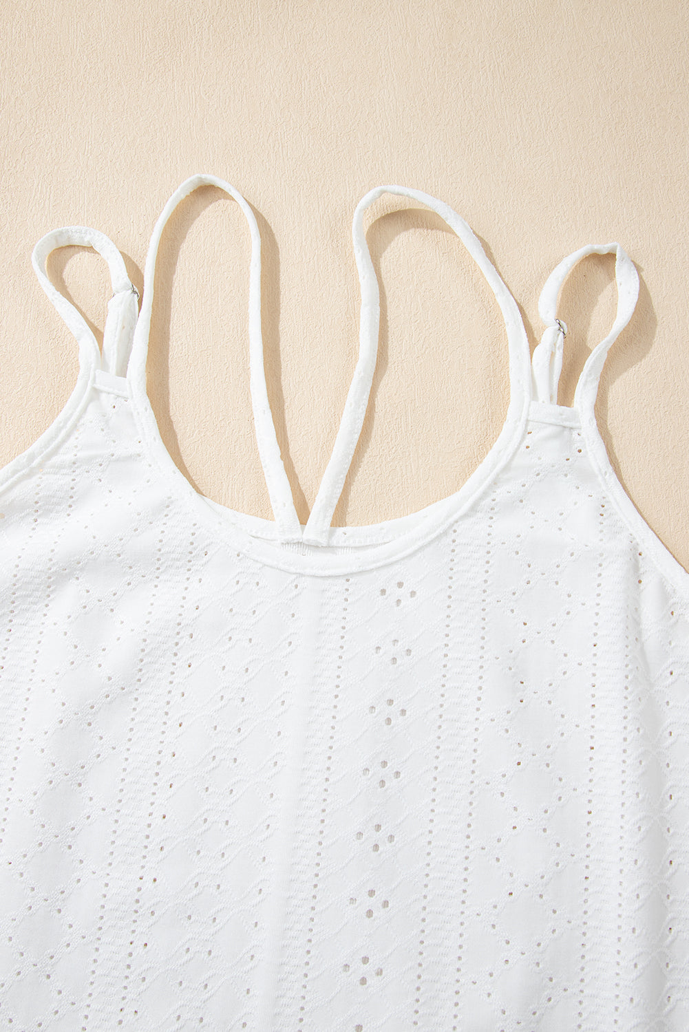 Witte tanktop met ronde hals en oogjes met bandjes
