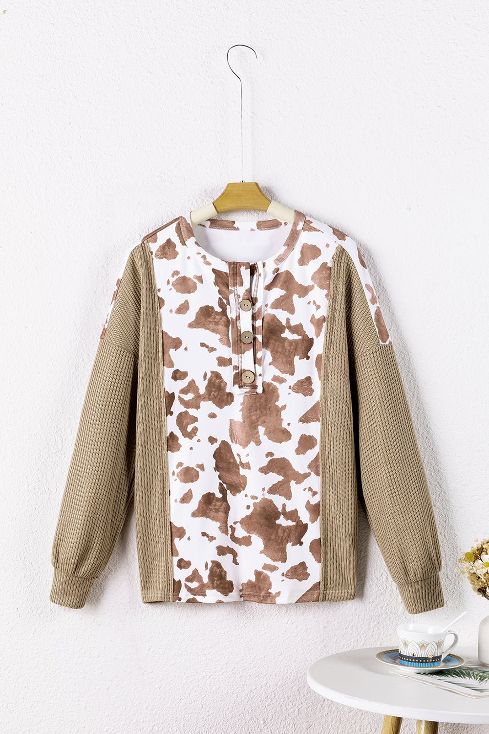 Lichtkaki Henley-blouse met dierenprint en getextureerde patch en lantaarnmouwen