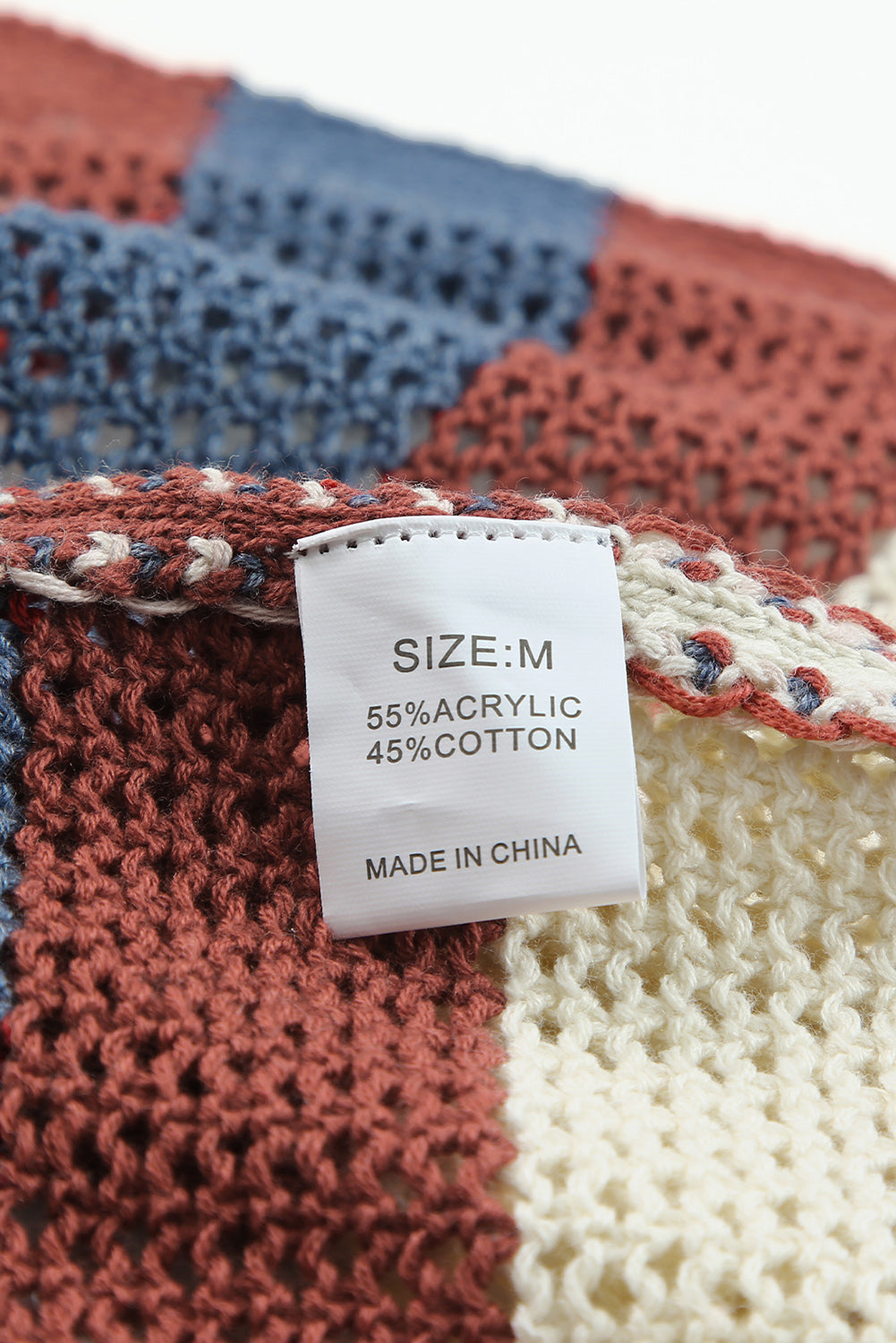 Blauw gestreept uitgehold gebreid vest met kleurenblokken
