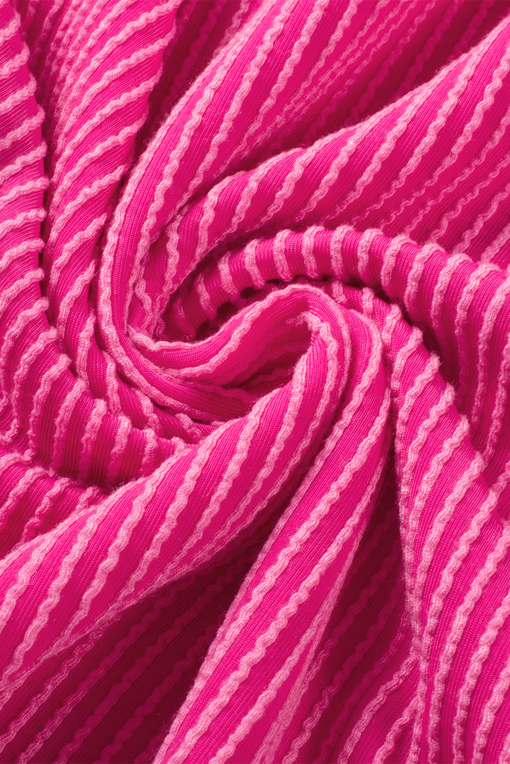 Rozerode mini-jurk met ruches en fladdermouwen