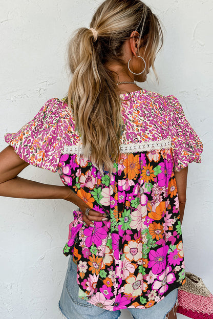 Rozerode blouse met kanten rand en bloemenprint met bubbelmouwen