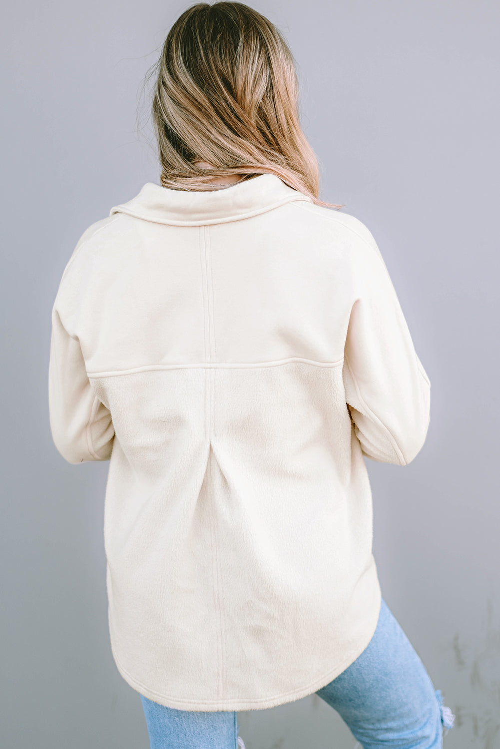 Beige gestikte zak met knoopsluiting en onafgewerkte zoom