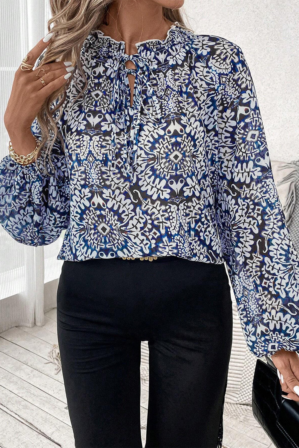 Blauwe tribale afdruk vaarten met fronvilde nek puff mouw blouse