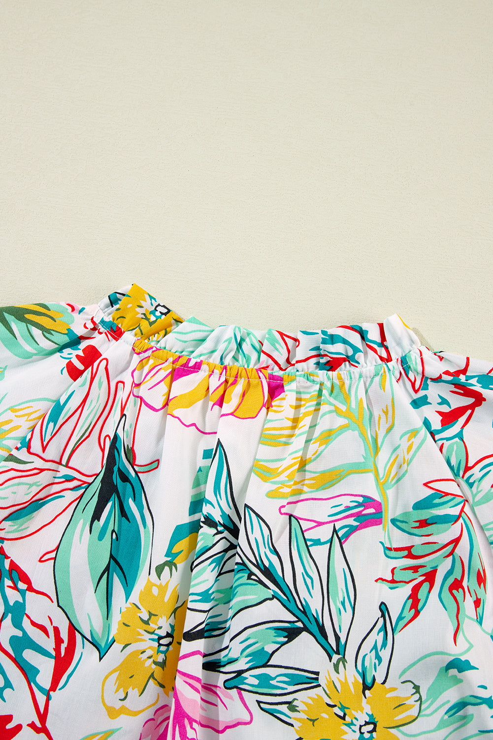 Witte blouse met tropische bloemenprint en ruches met korte mouwen