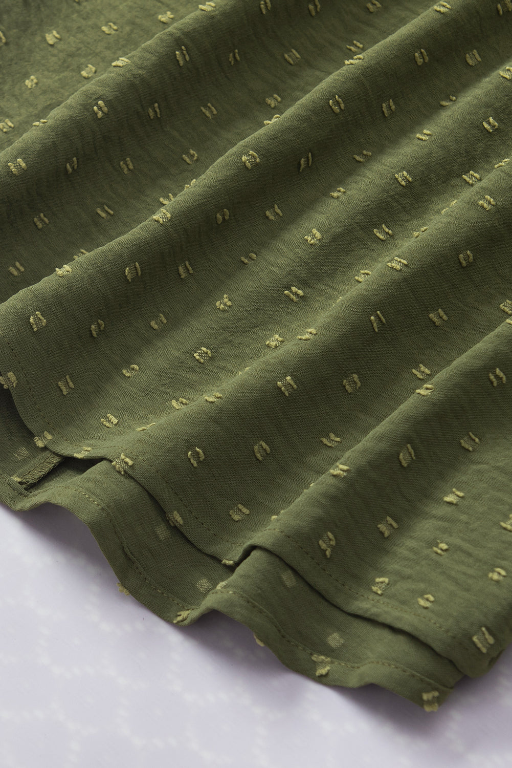 Mistgroene blouse met Zwitserse stippen en vleermuismouwen