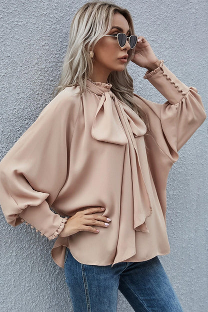 Kaki blouse met geknoopte nephals en bisschopsmouwen met ruches
