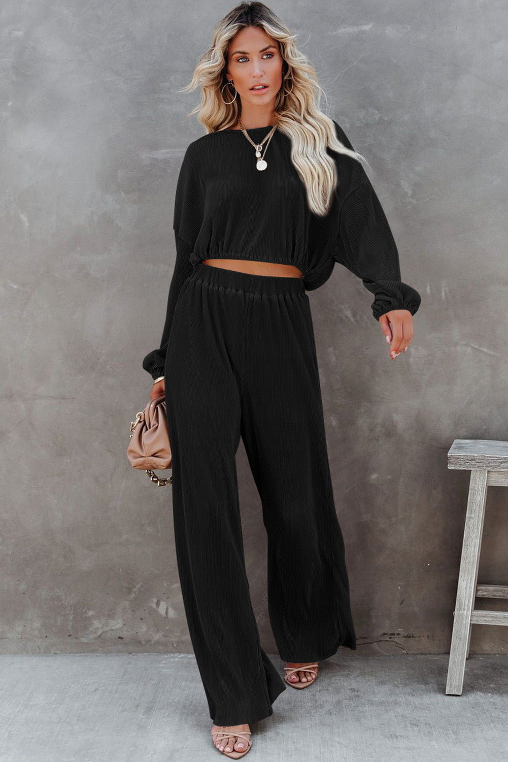 Zwarte cropped trui met koord en broek met wijde pijpen